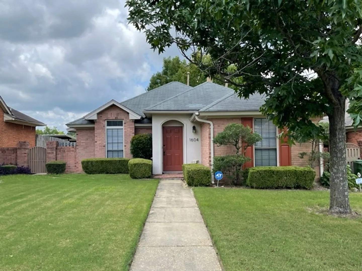 1604 Queen Elizabeth Court — Photo 1