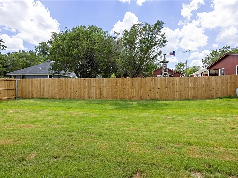 2414 Forest Hill Ln — Photo 32