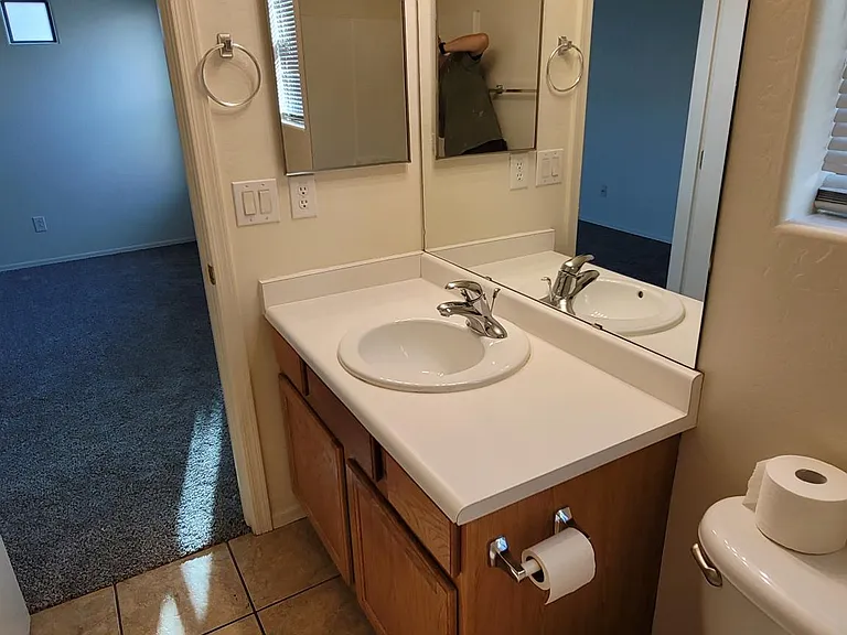 7424 S 37th Ln — Photo 6