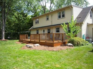 915 Sunset Dr, Delafield, WI 53018