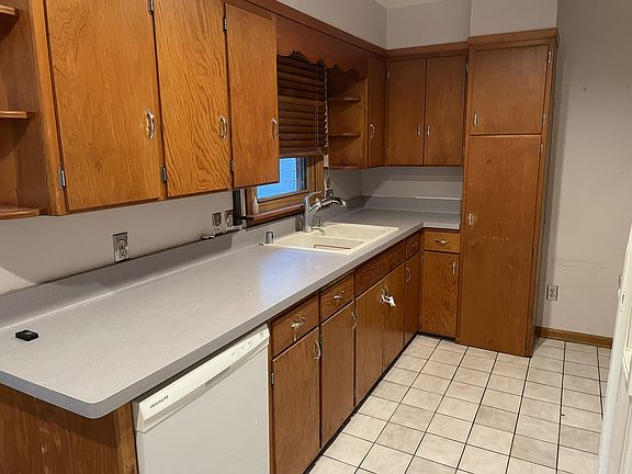 4th image of 1740 Park St