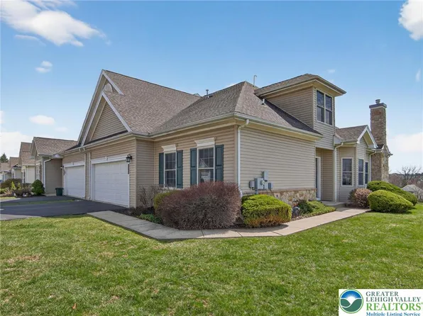 19 Glenmoor Cir, Easton, PA 18045