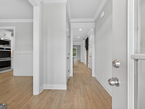3rd image of 5566 Spring St