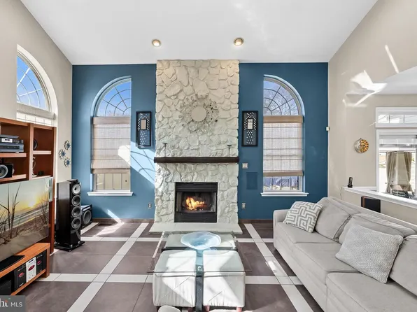 2 Rothbury Dr, Lumberton, NJ 08048