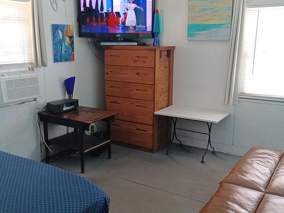 1st image of 215 Palmetto Pl