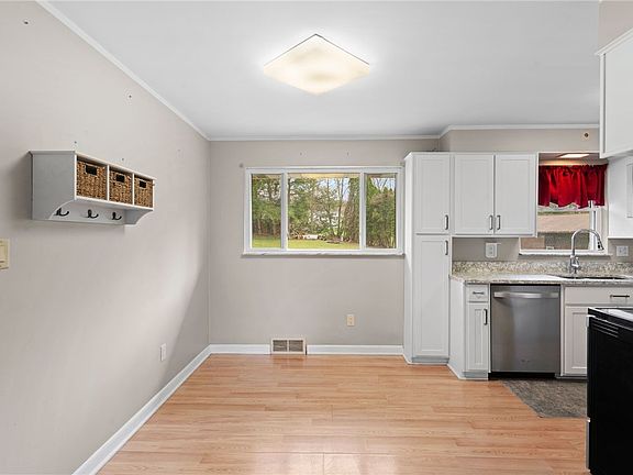 3rd image of 182 Chapel Dr