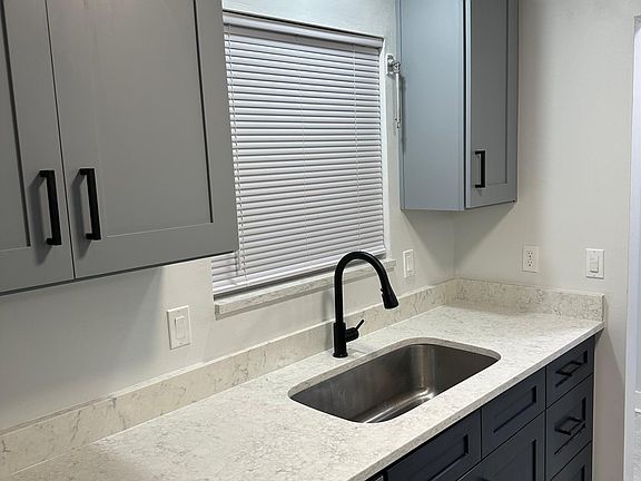 4th image of 327 E Evergreen Ave #327