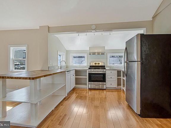 5th image of 1916 Ridgeville Rd