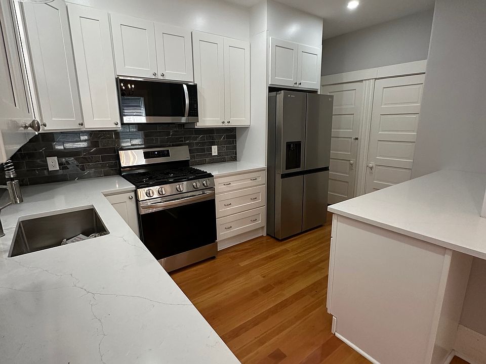 Chef's delight Brand new kitchen, hardwood floor, quartz and stainless steel appliances.