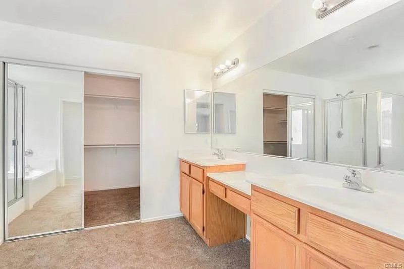 4 bed, 2325 sqft, $3,700 — Photo 2