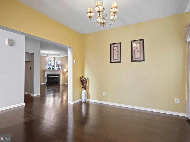 929 N York Dr — Photo 6