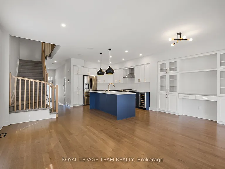 799 Cairn Cres — Photo 19