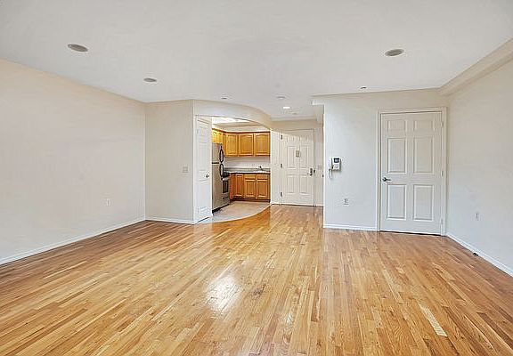 4th image of 229 E 35th St #4