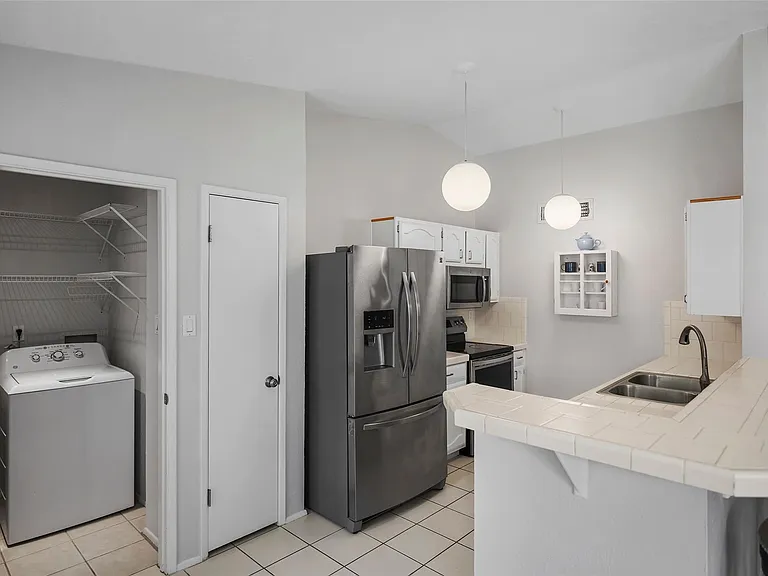10122 Green Valley Ln — Photo 6