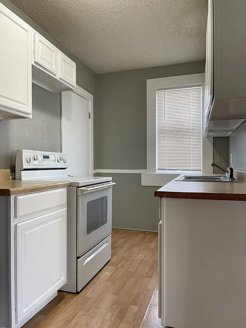 973 Geranium Avenue E — Photo 4