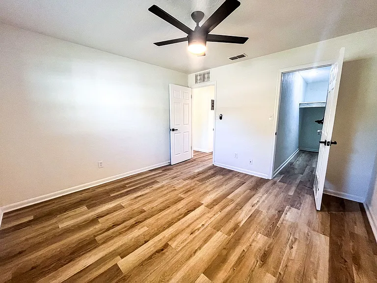 414 SE 8th St #D — Photo 9
