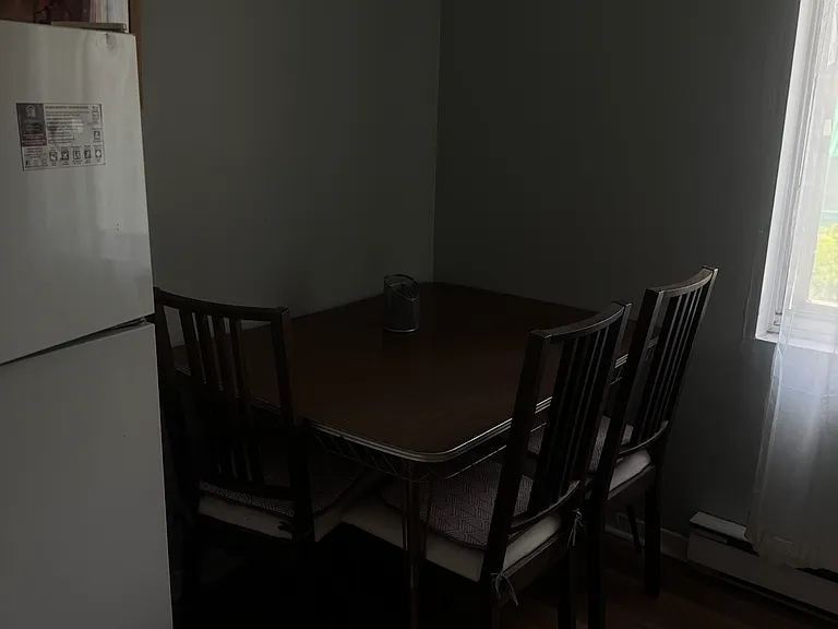 327 Laurier Ave E — Photo 3
