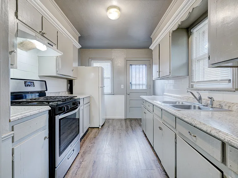 2845 Cambridge Ct — Photo 18