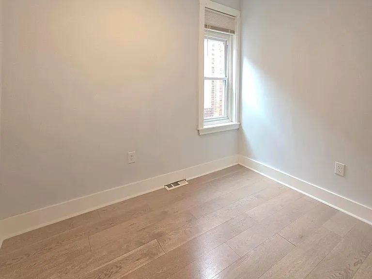 5515 Catharine St — Photo 13