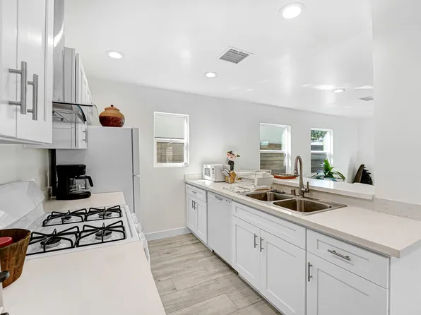 5554 Capistrano Ave, Woodland Hills, CA