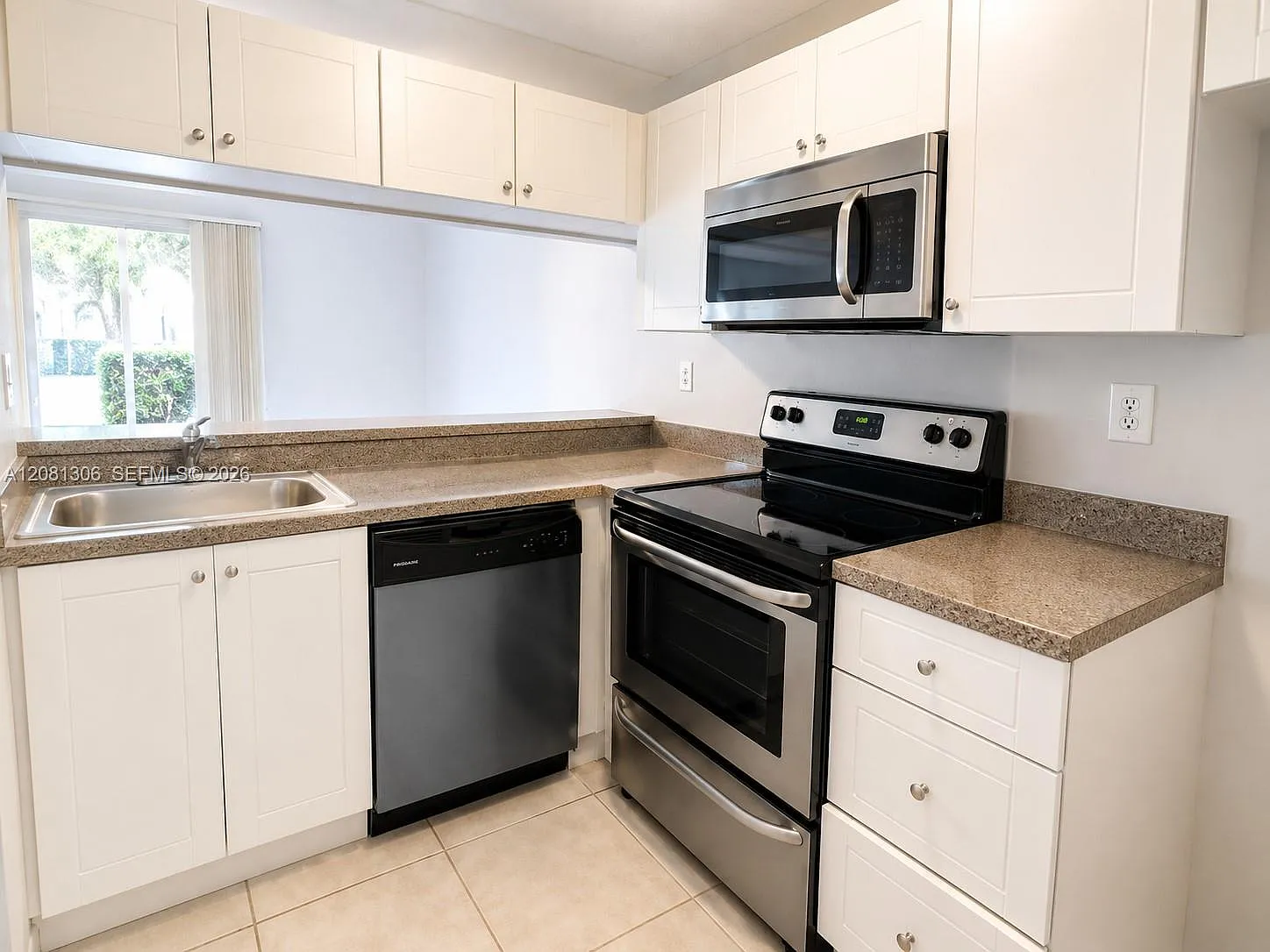 9509 SW 138th Pl — Photo 3