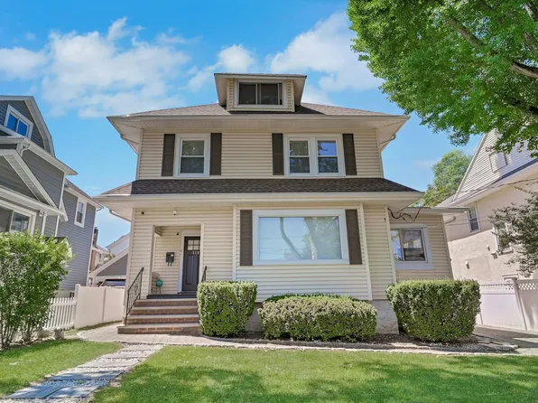 318 Beechwood Pl, Leonia, NJ 07605
