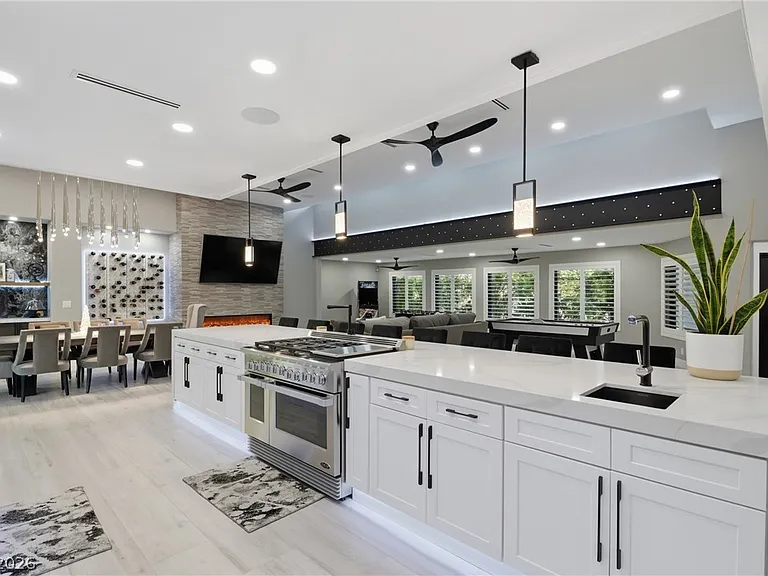 300 E Lacy Ln — Photo 18