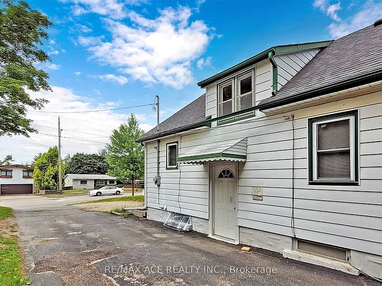112 Bridge St W — Photo 3