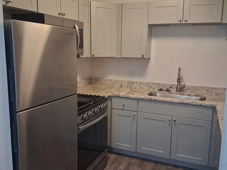 806 S Langley Ave #202 — Photo 5