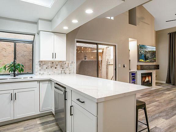 Light and bright open-concept townhome!