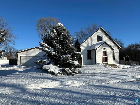 520 S Poplar St, Freeman, SD 57029