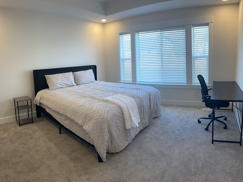 FURNISHED ROOM FOR RENT
NO PETS PLEASE
We have a 6 bed 6 bath house with each room for rent.
Deposit $550.00
Tenant pays monthly
$975- Rent
$75 - Utilities
$25 - admin fee
King size bed
Private assigned cabinet space with additional space