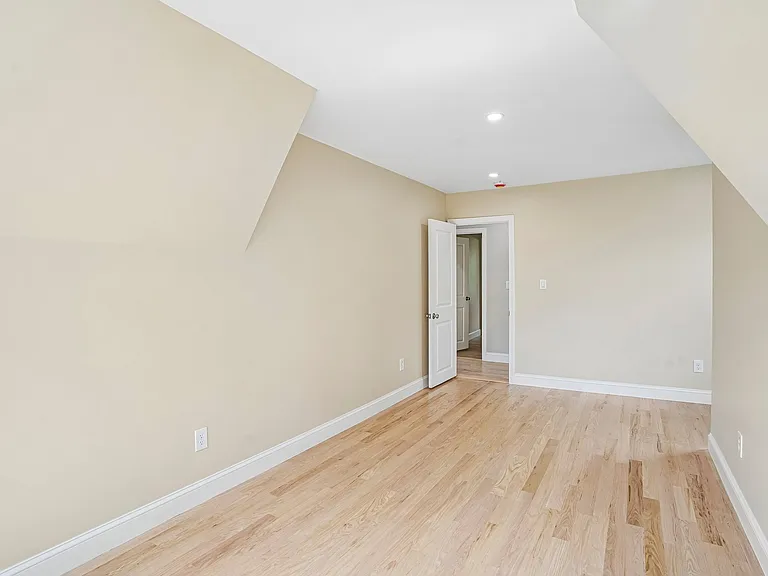 559 Winthrop St — Photo 21