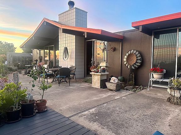4th image of 3072 Alcazar Dr