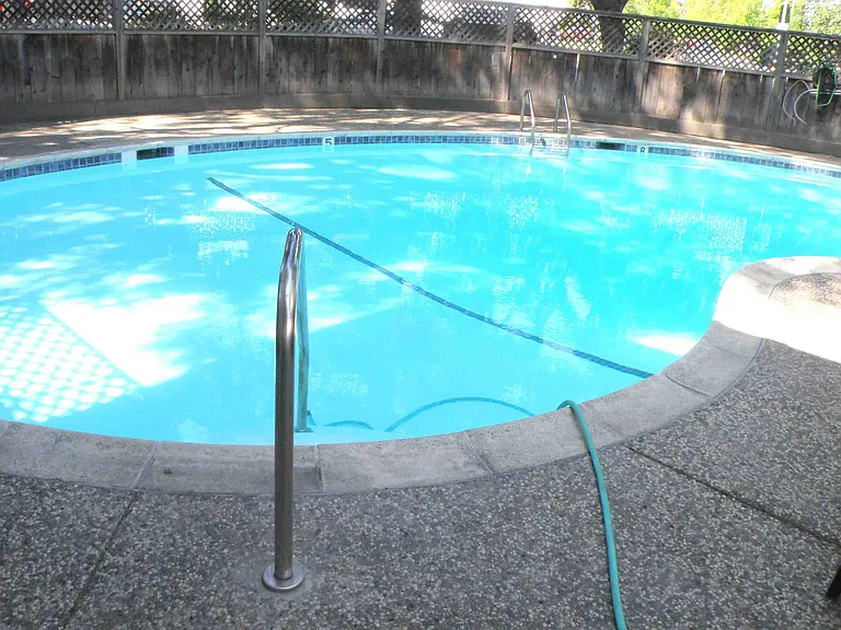 Bascom Holiday Apartments — Photo 22