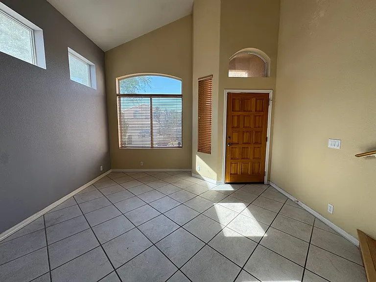 1510 E Charleston Ave — Photo 4
