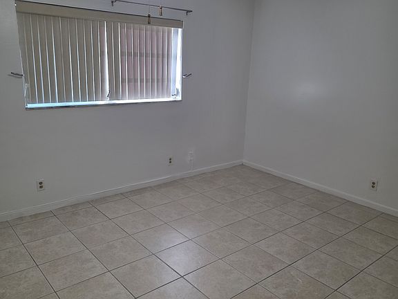 5th image of 320 NE 12th Ave APT 606