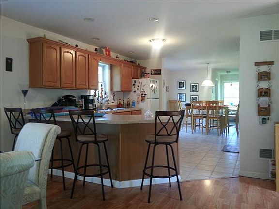 3rd image of 208 Race St