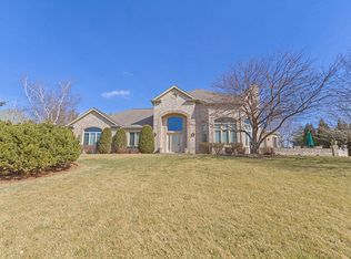 15 River Ridge Dr, Dundee, IL 60118