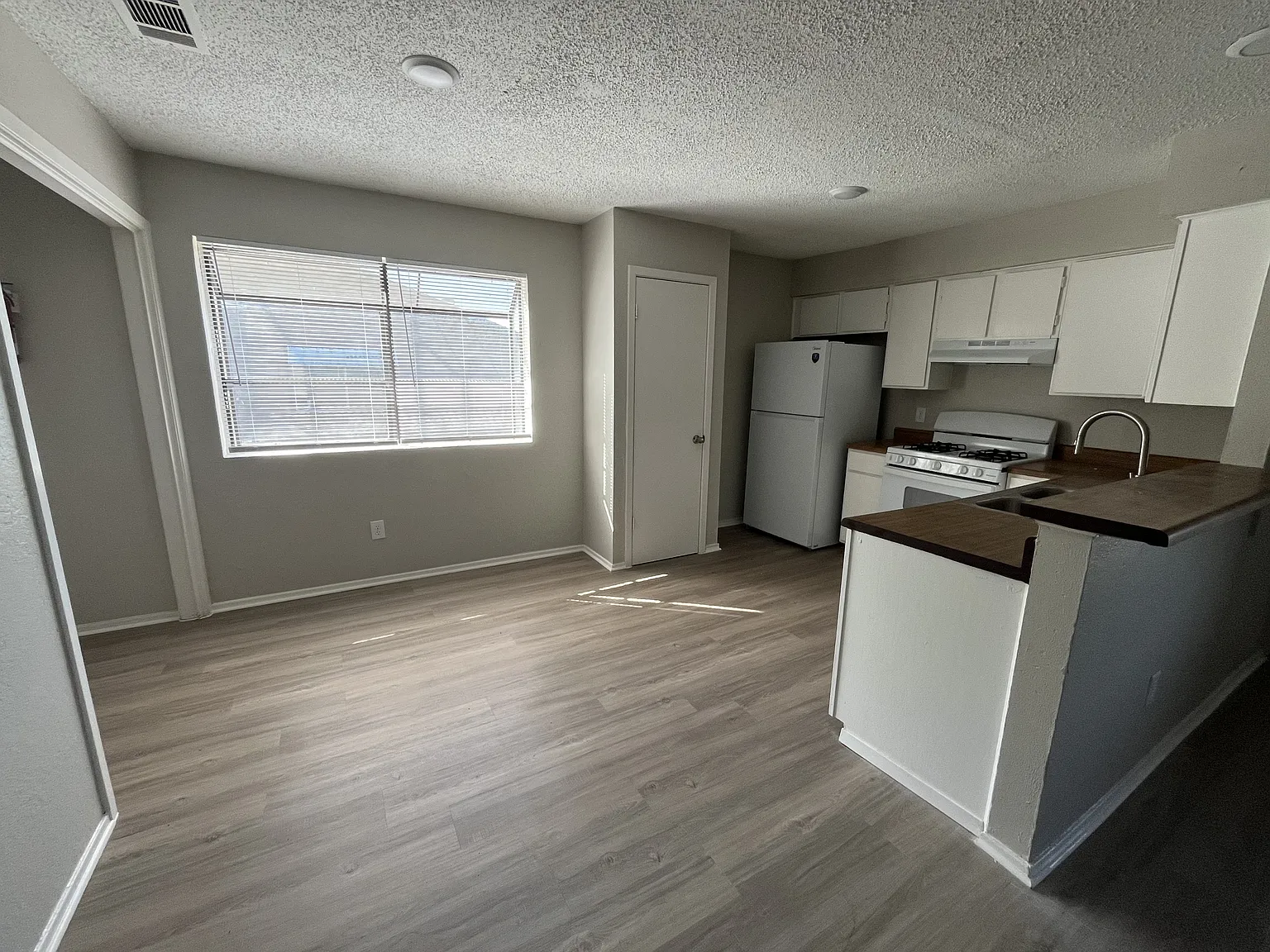 815 Bracewood Circle - A — Photo 3