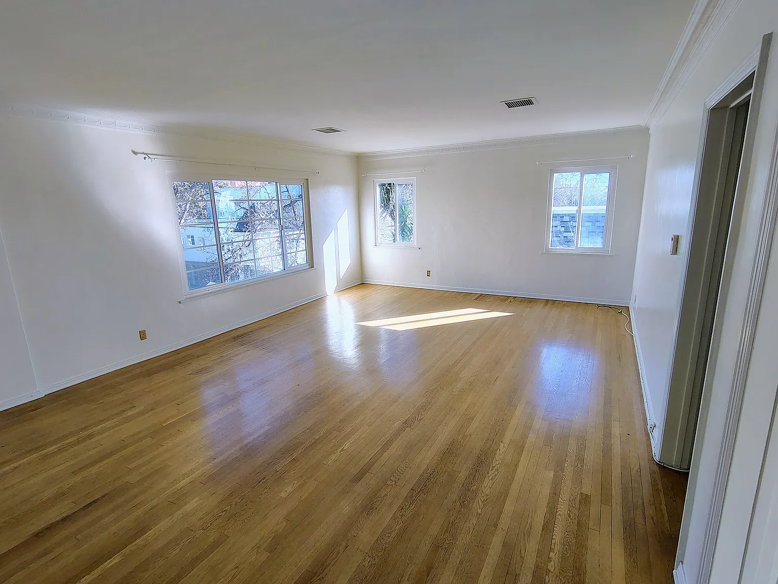 2 bed, 1200 sqft, $4,200 — Photo 2