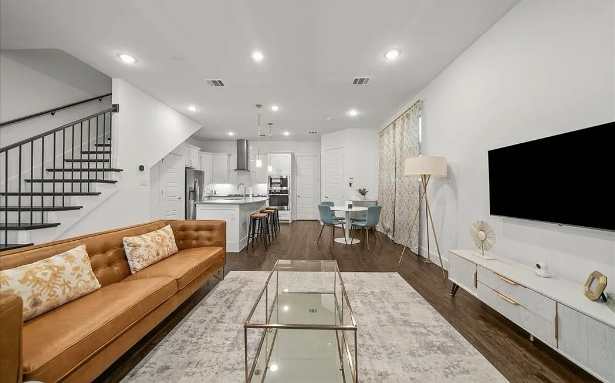 3 bed, 1695 sqft, $6,900 — Photo 4