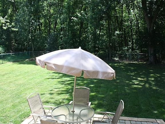 Private Backyard with wooded view!