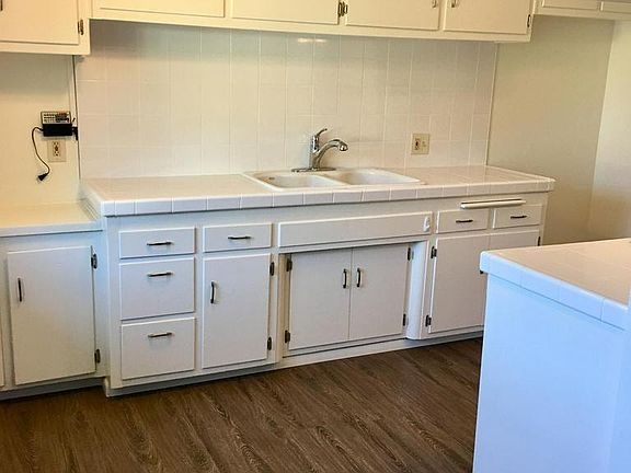 5th image of 2707 Montrose Ave APT 11