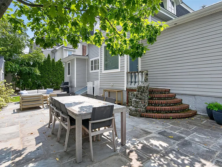 15 Bayview Ave — Photo 26