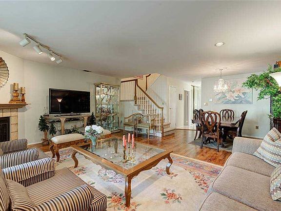 3rd image of 102 Cottonwood Ct #102