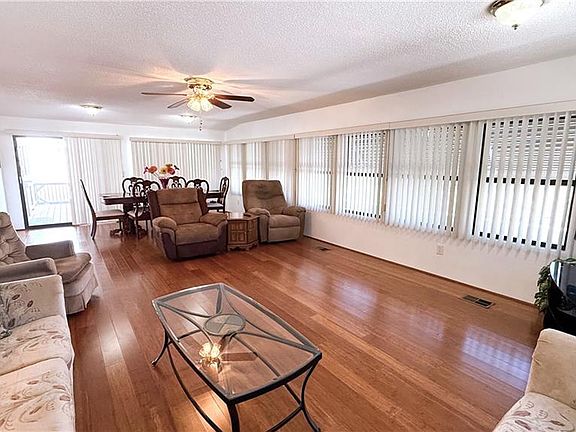 3rd image of 4921 Camellia Ave