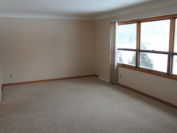 2nd image of 909 Spruce Dr