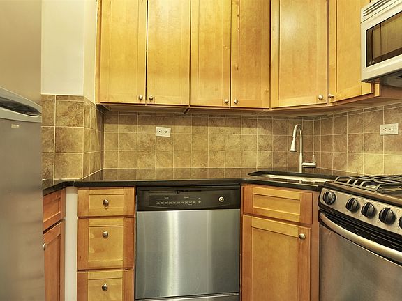 3rd image of 333 E 46th St APT 12C