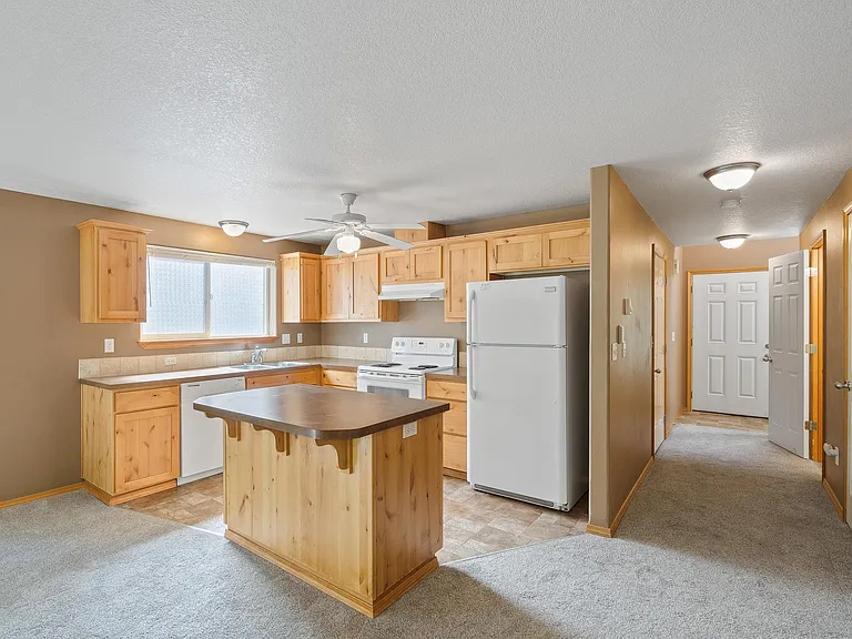 446 Corinne Dr — Photo 6